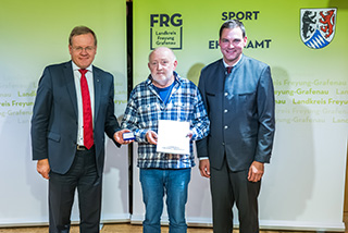 Verleihung der Ehrenamtsnadel mit Urkunde des Landkreises Freyung-Grafenau durch Landrat Sebastian Gruber an Walter Peschl